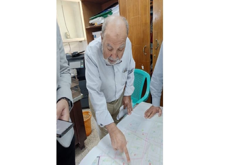 أحد الملاك يختار أرضًا لمسجد جديد